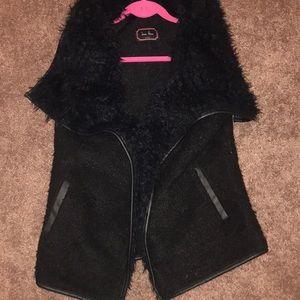 Black love tree faux fur vest
